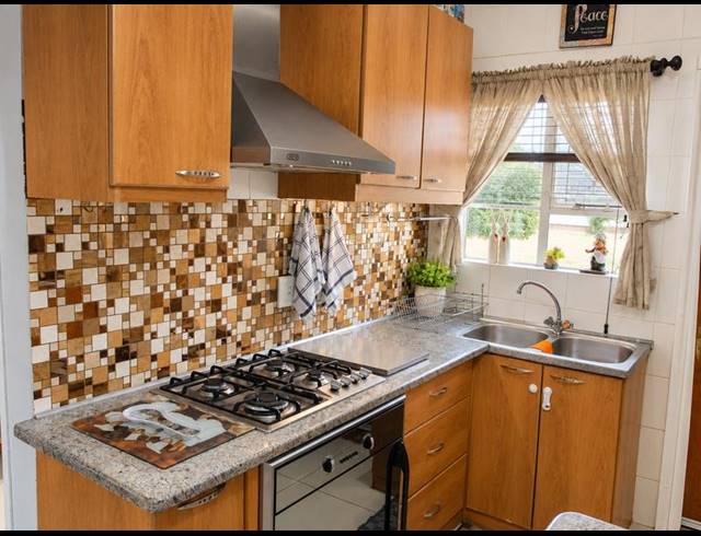 2 BEDROOM TOWNHOUSE FOR SALE IN HEUWELSIG